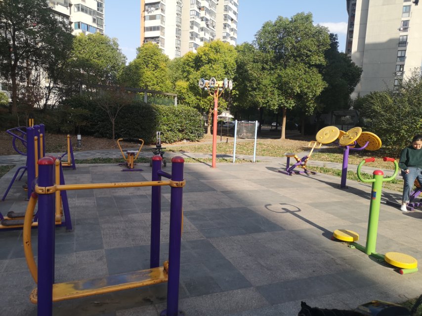 南馨佳苑37號(hào)樓南側(cè)