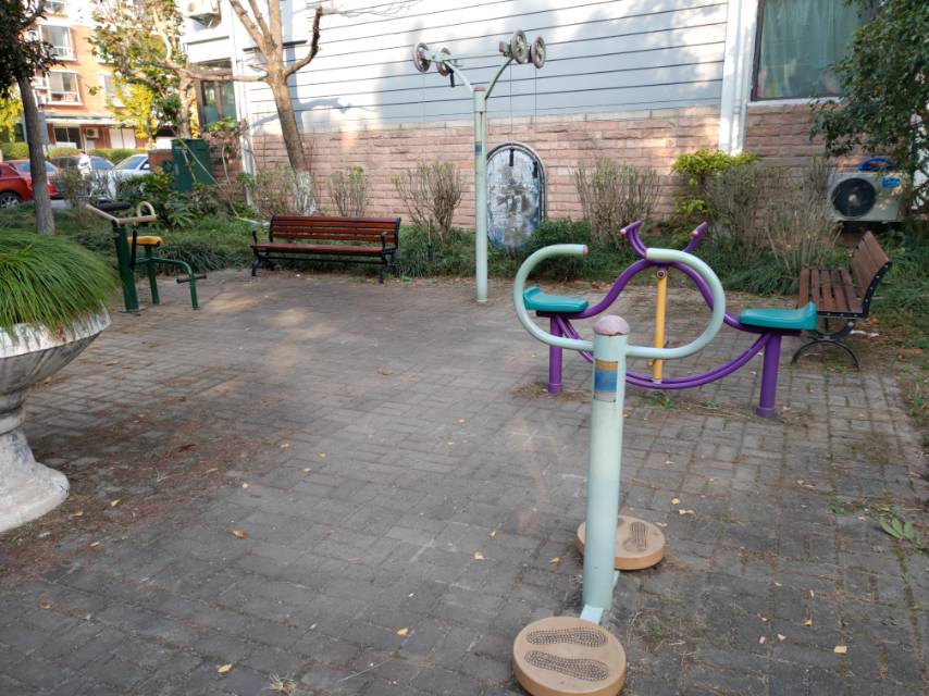 證一小區(qū)健身點