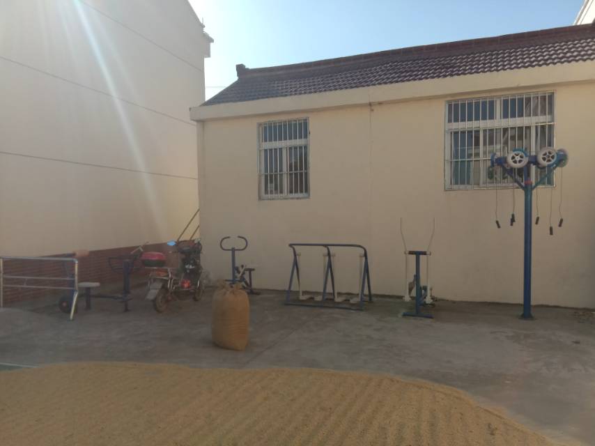 紅三村村部1018號(hào)健身路徑