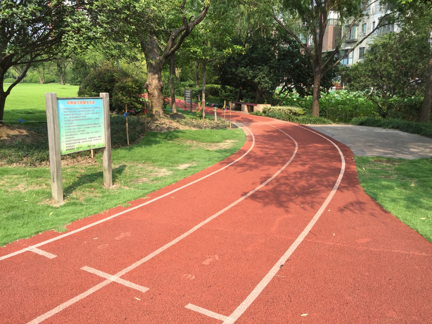 南翔鎮(zhèn)高爾夫公園百姓健身步道(東側(cè))　