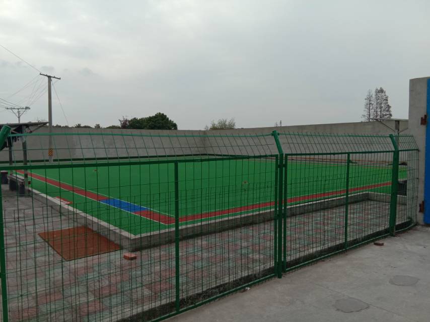 東立新村三組唐黃家宅18號西側(cè)門球場健身路徑