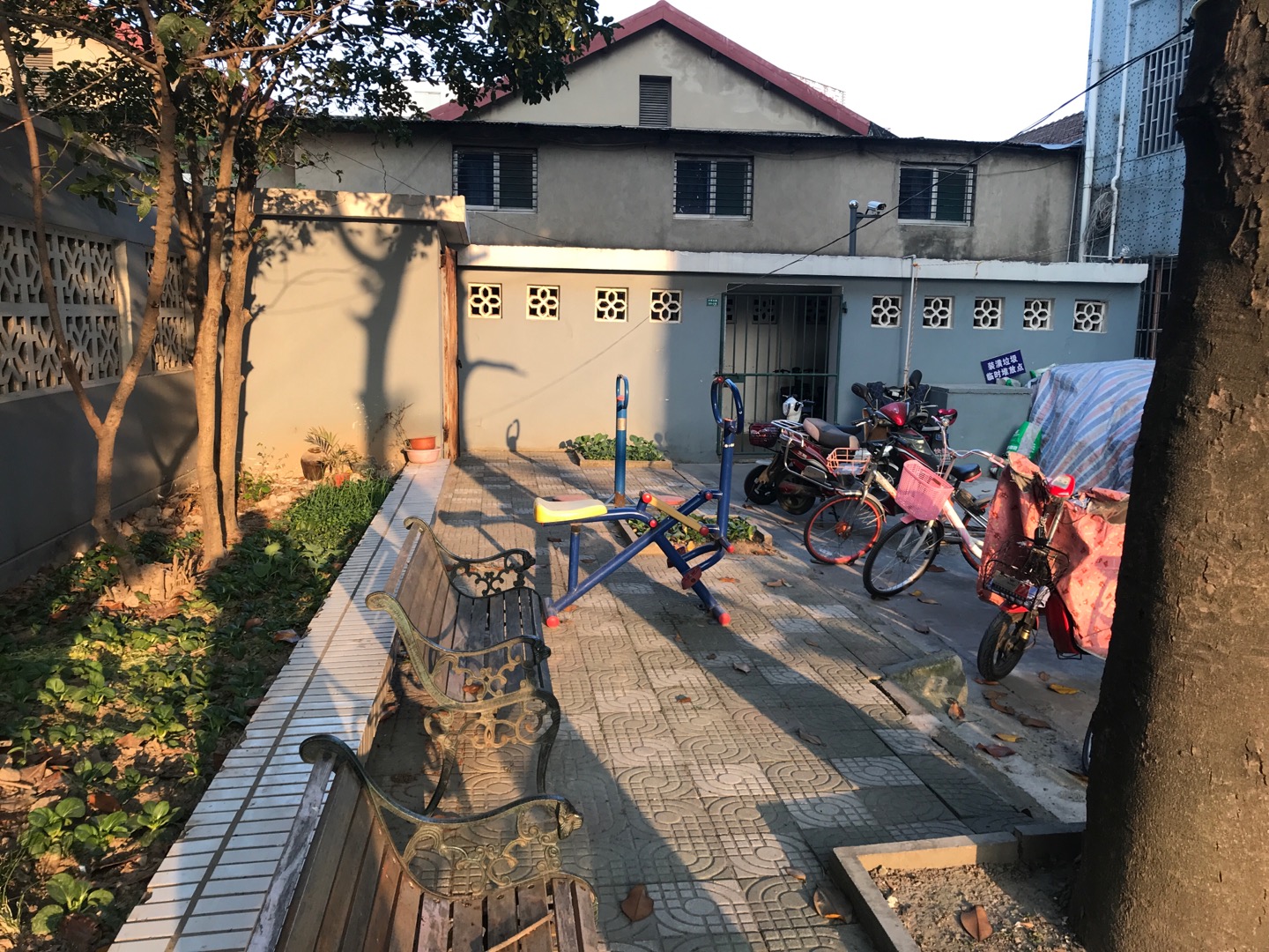 施鎮(zhèn)居委水閘北路201弄1號(hào)北面健身路徑