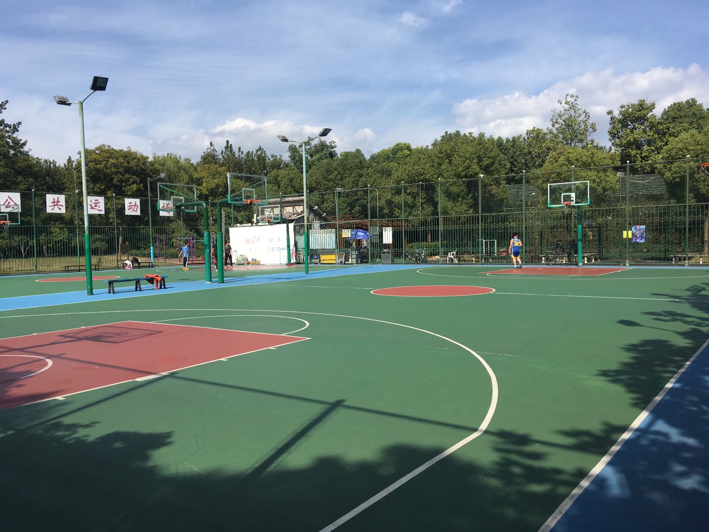 瓦南村籃球場(chǎng)