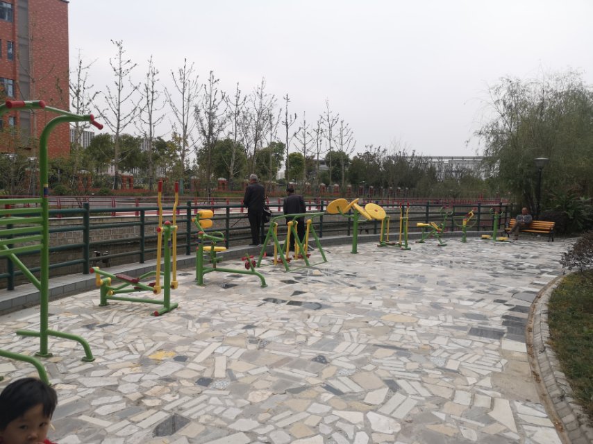 金色航城居委健身點