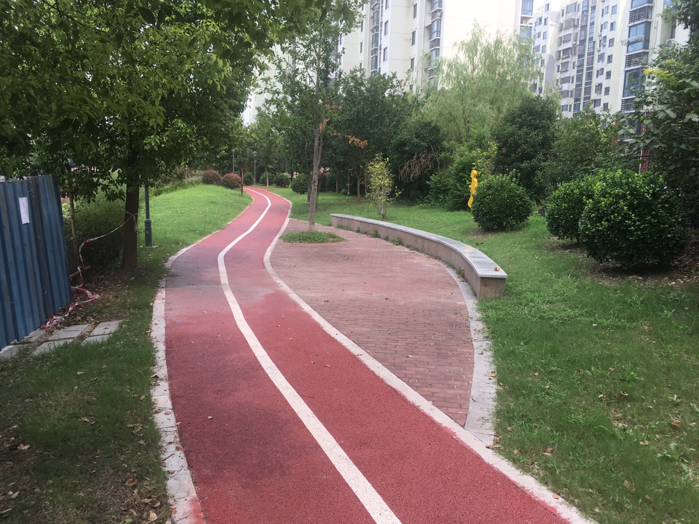 虹橋鎮(zhèn)萬源路綠地健身步道
