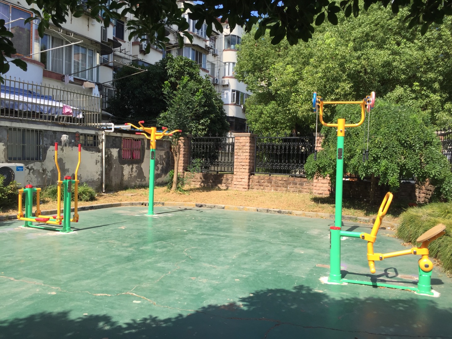 河南居委虹梅路2555弄小區(qū)健身點