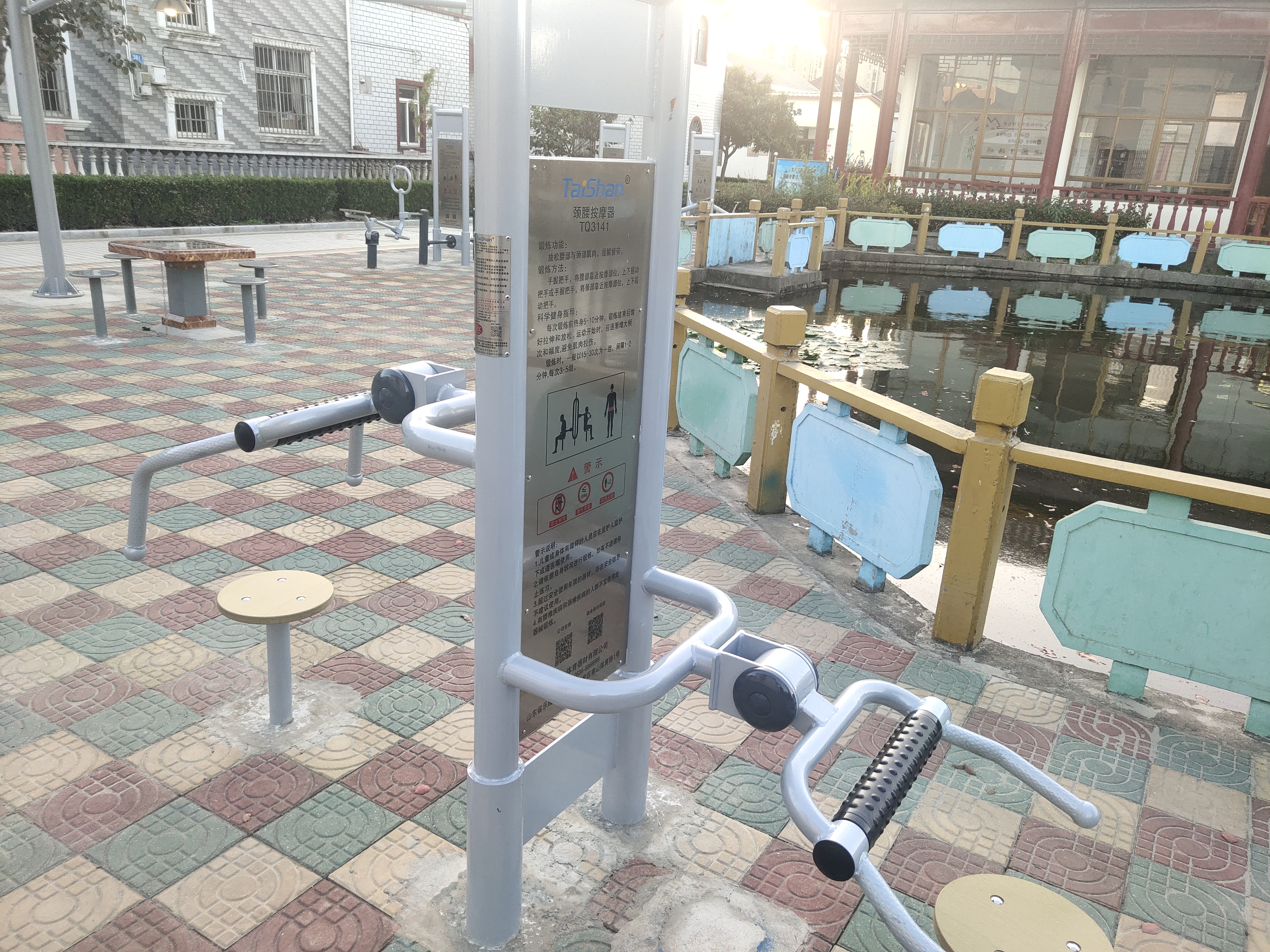 坐式腰背按摩器