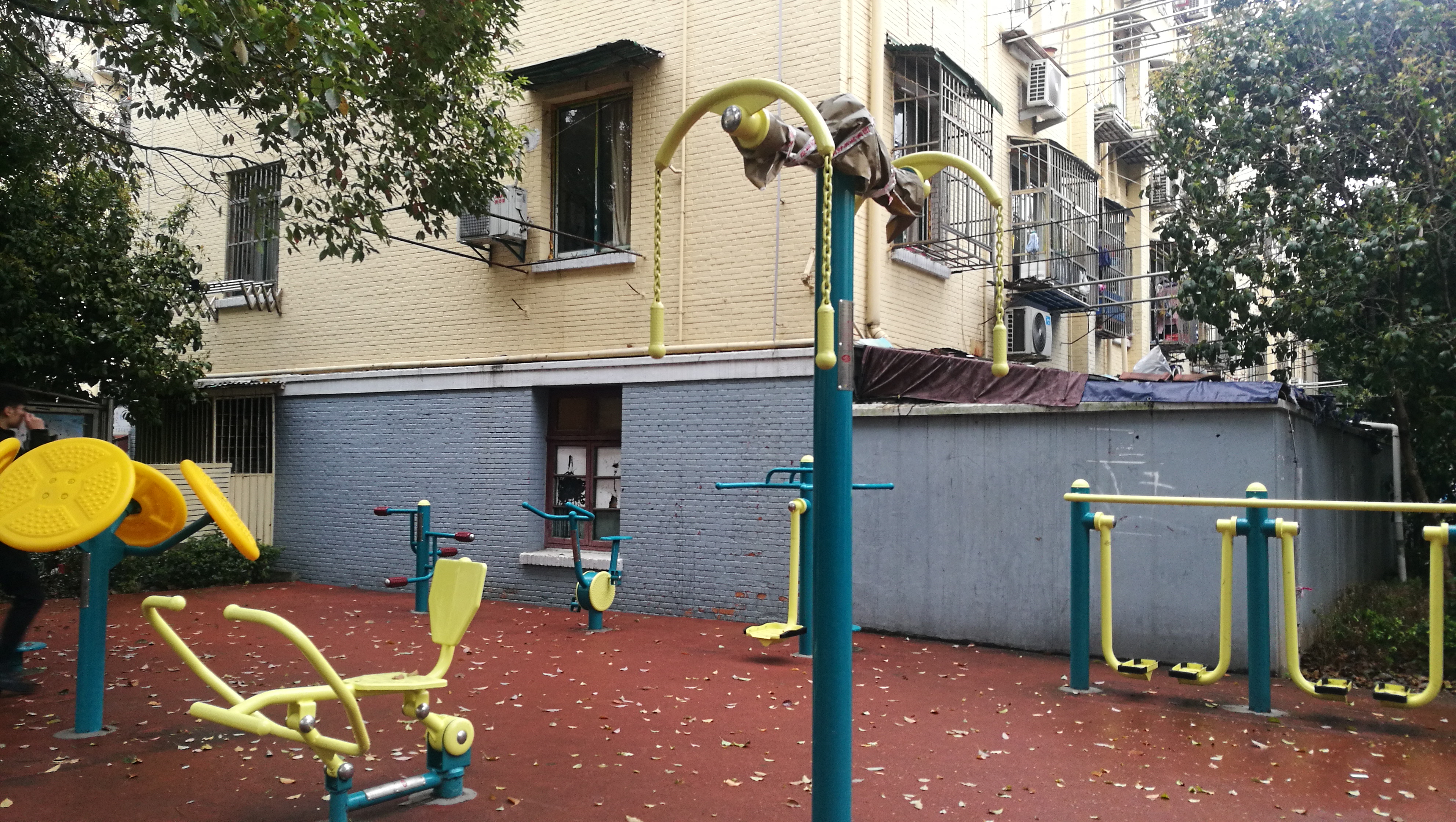 國權(quán)后路15弄健身點(diǎn)