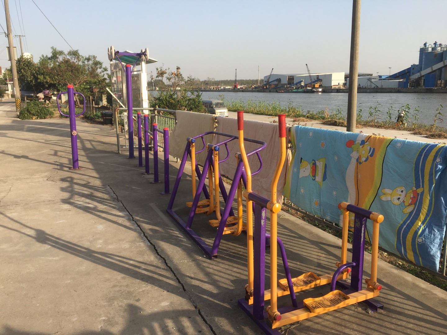 老港鎮(zhèn)濱海居民委員會(huì)建設(shè)村健身苑點(diǎn)