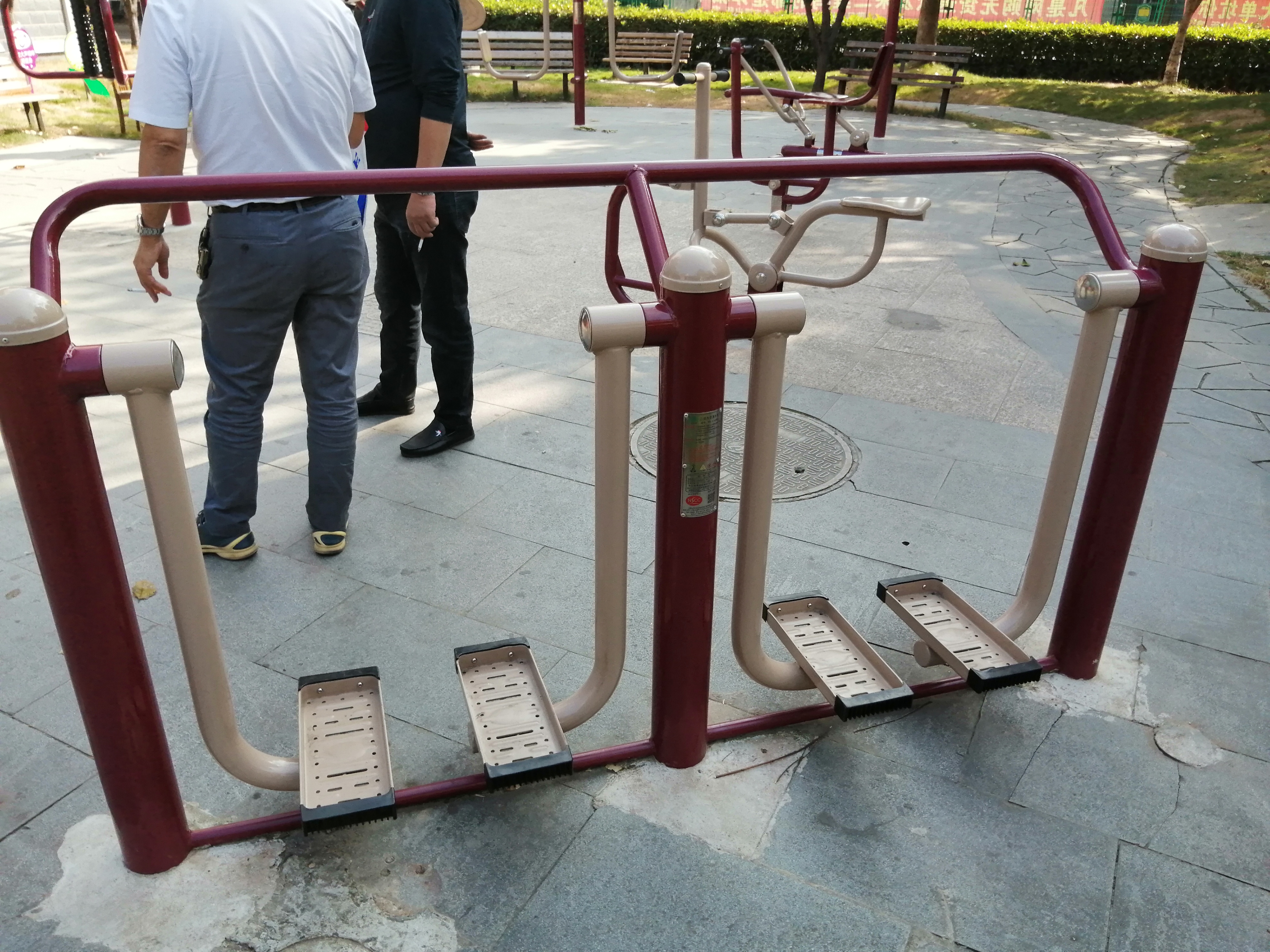 二位太空漫步機(jī)