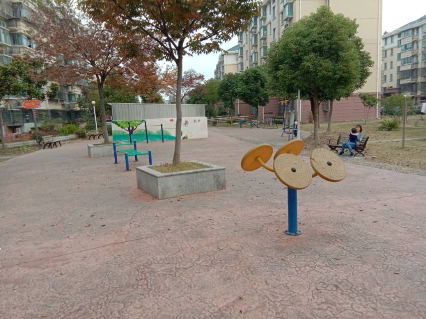 海霞第一居委海霞路685弄74號(hào)南側(cè)健身路徑