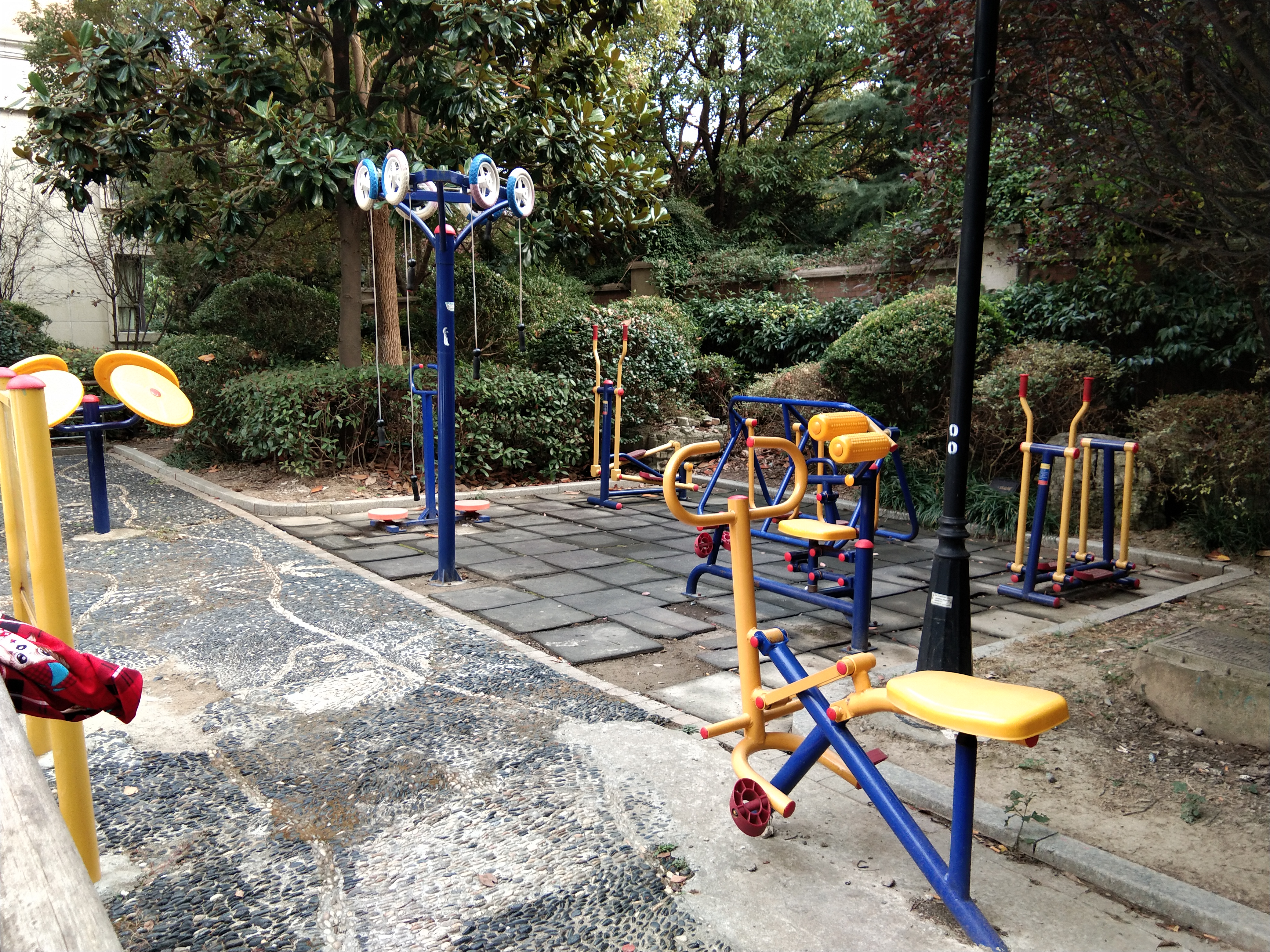 靜安區(qū)彭浦鎮(zhèn)龍盛雅苑居委健身點（萬榮路166弄）