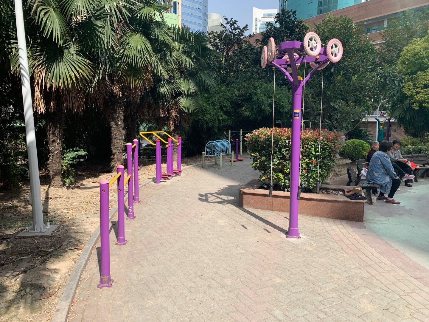 嶗山東路居委健身苑