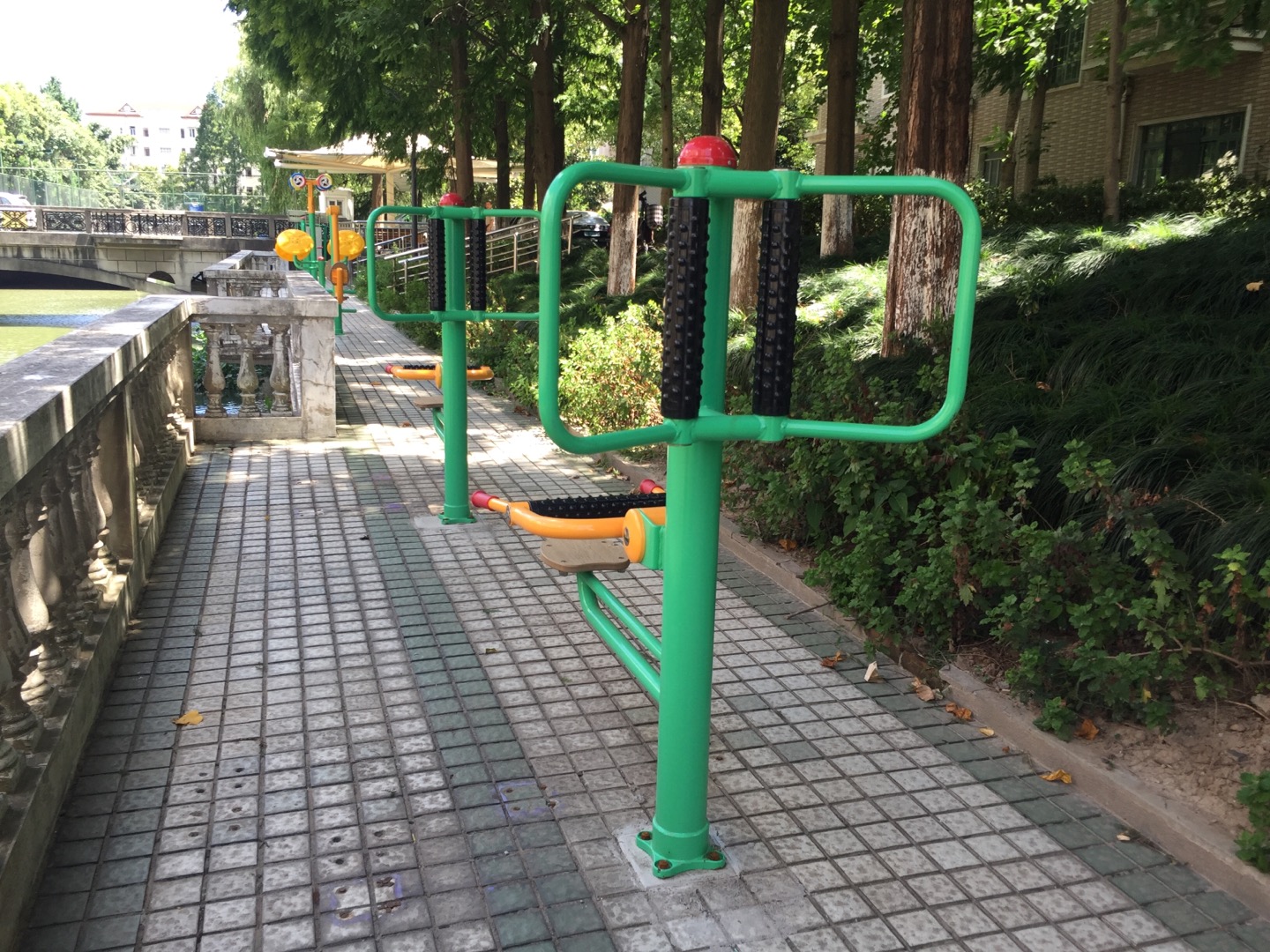 坐式腰背按摩器