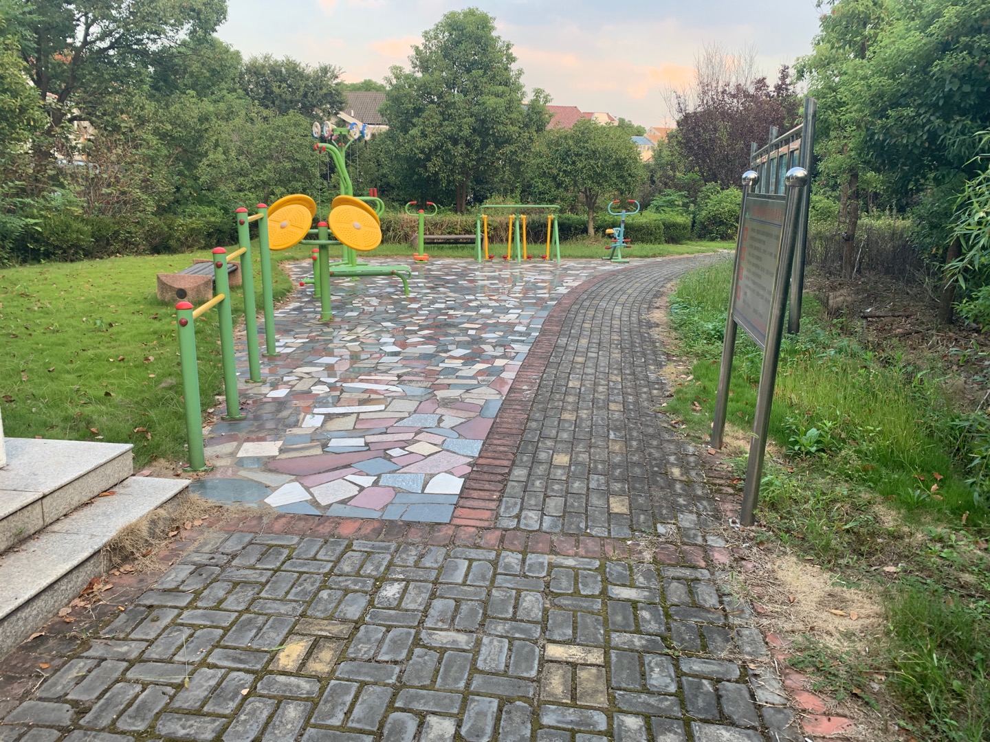 晨島花苑河邊健身點(diǎn)