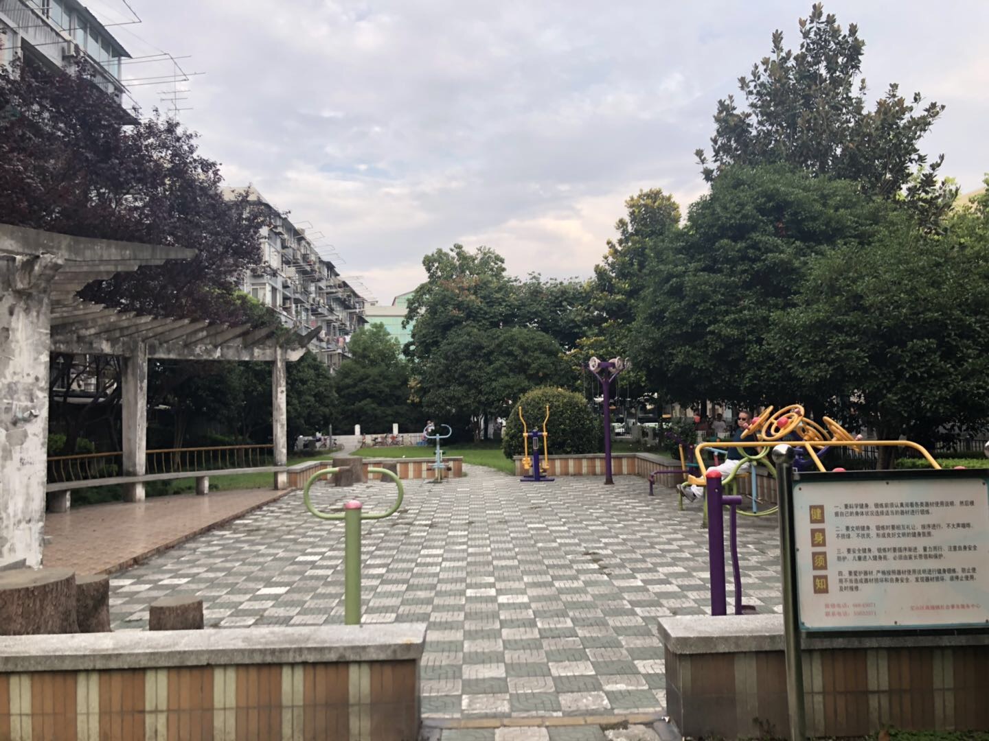 逸仙二村三居委健身苑點二