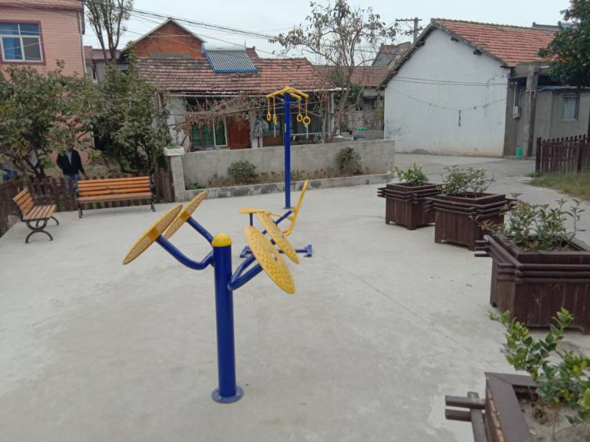 東立新村四組張家宅70號(hào)南側(cè)健身路徑