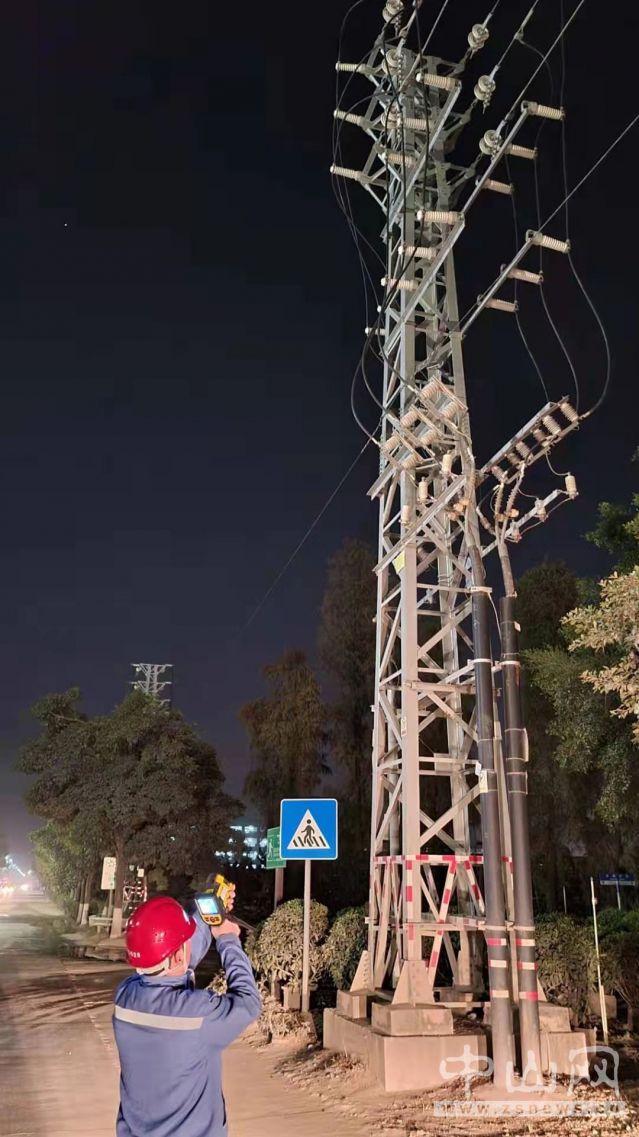 中山南區(qū)供電分局運(yùn)維人員夜巡時對設(shè)備進(jìn)行測溫。楊偉強(qiáng) 攝.jpg