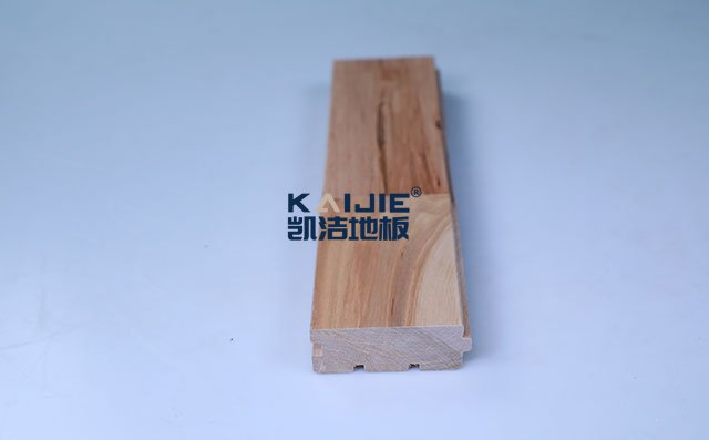 楓木B級(jí)板本色運(yùn)動(dòng)木地板——?jiǎng)P潔地板