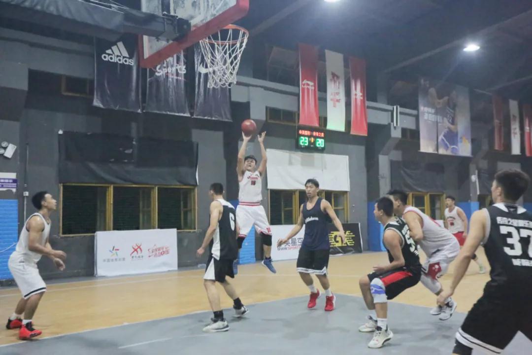 運(yùn)動(dòng)場(chǎng)